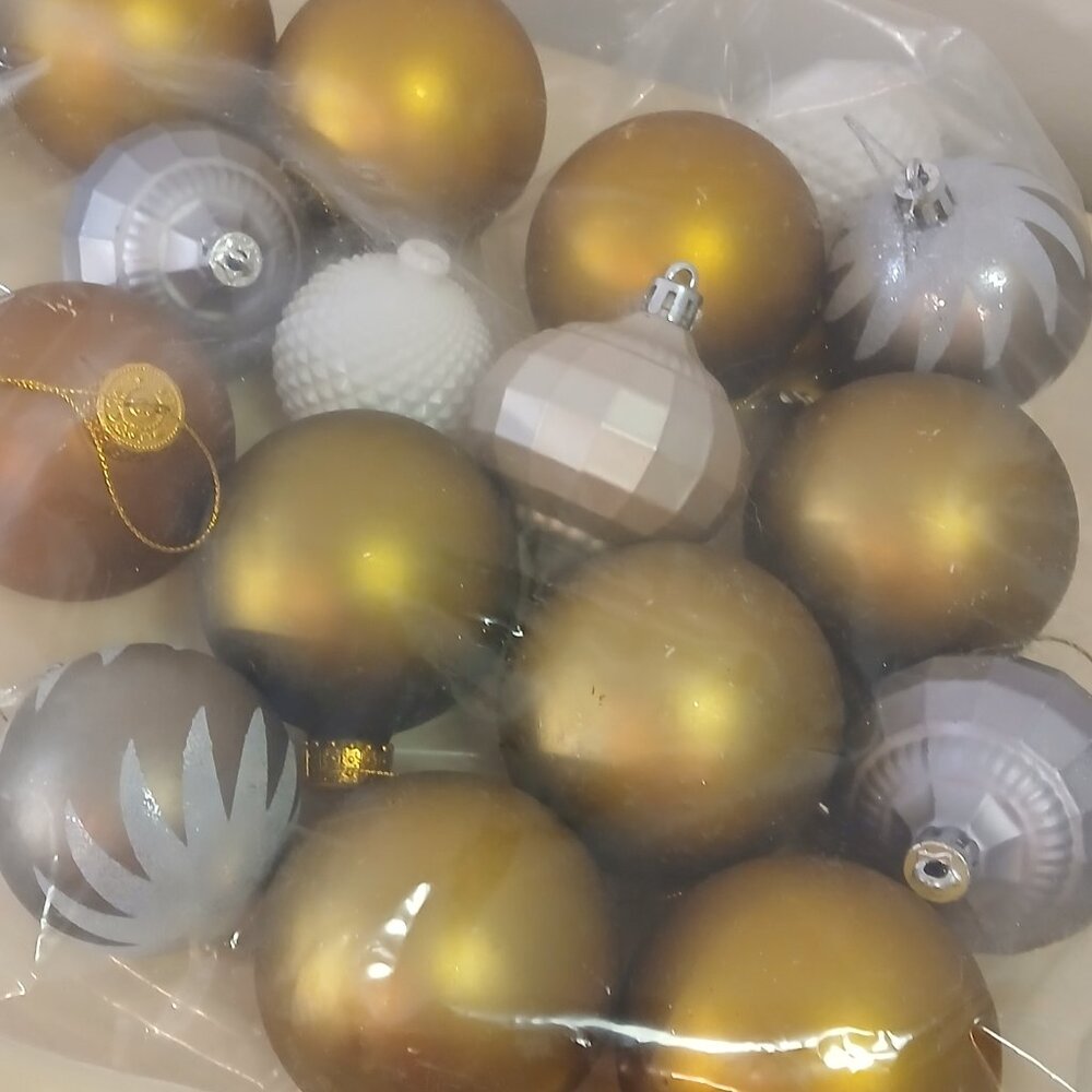 Assorted lot of vintage looking ornaments (plastic) - 25 in all - Picture 4 of 4